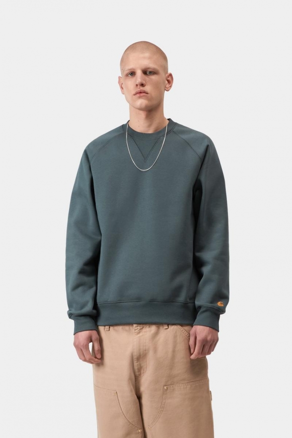 Carhartt Chase Sweatshirt - Gemütliches Blau / Gold Carhartt Chase Sweatshirt - Gemütliches Blau / Gold