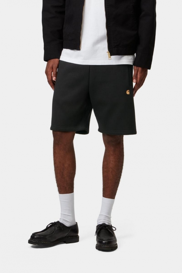 Carhartt Chase Sweat Short - Schwarz / Gold Carhartt Chase Sweat Short - Schwarz / Gold