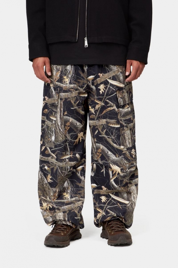 Carhartt Osborn Cargo Pant - Camo Feather Tree, Schwarz, gespült Carhartt Osborn Cargo Pant - Camo Feather Tree, Schwarz, gespült