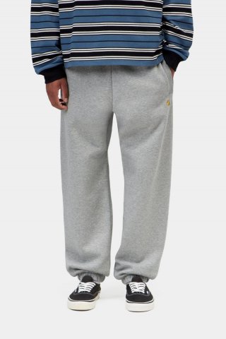 Carhartt Chase Sweat Pant - Grau meliert / Gold Carhartt Chase Sweat Pant - Grau meliert / Gold
