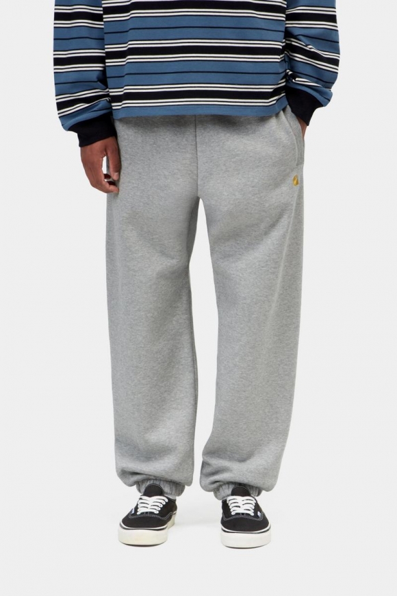 Carhartt Chase Sweat Pant - Grau meliert / Gold Carhartt Chase Sweat Pant - Grau meliert / Gold