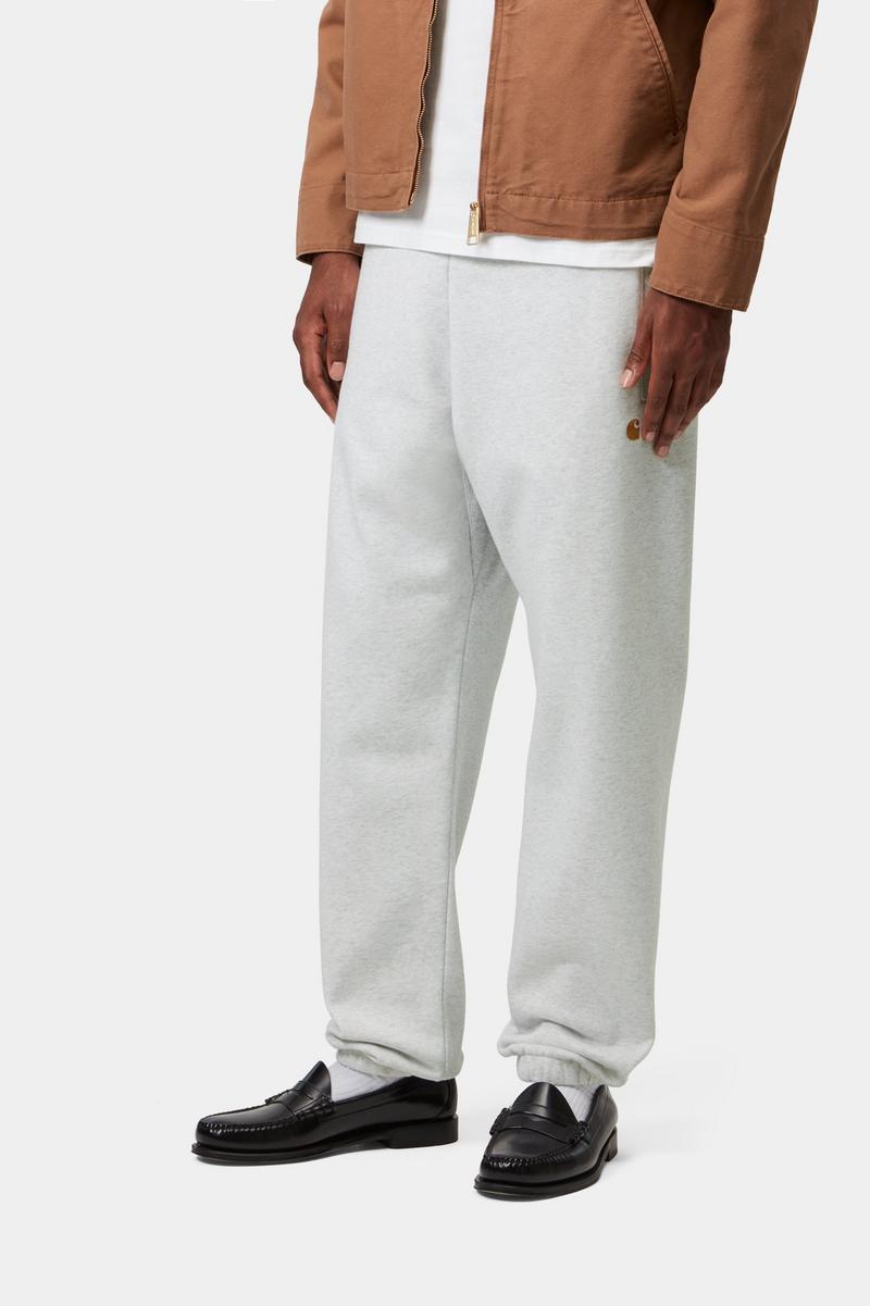 Carhartt Chase Sweat Pant - Aschenheide / Gold